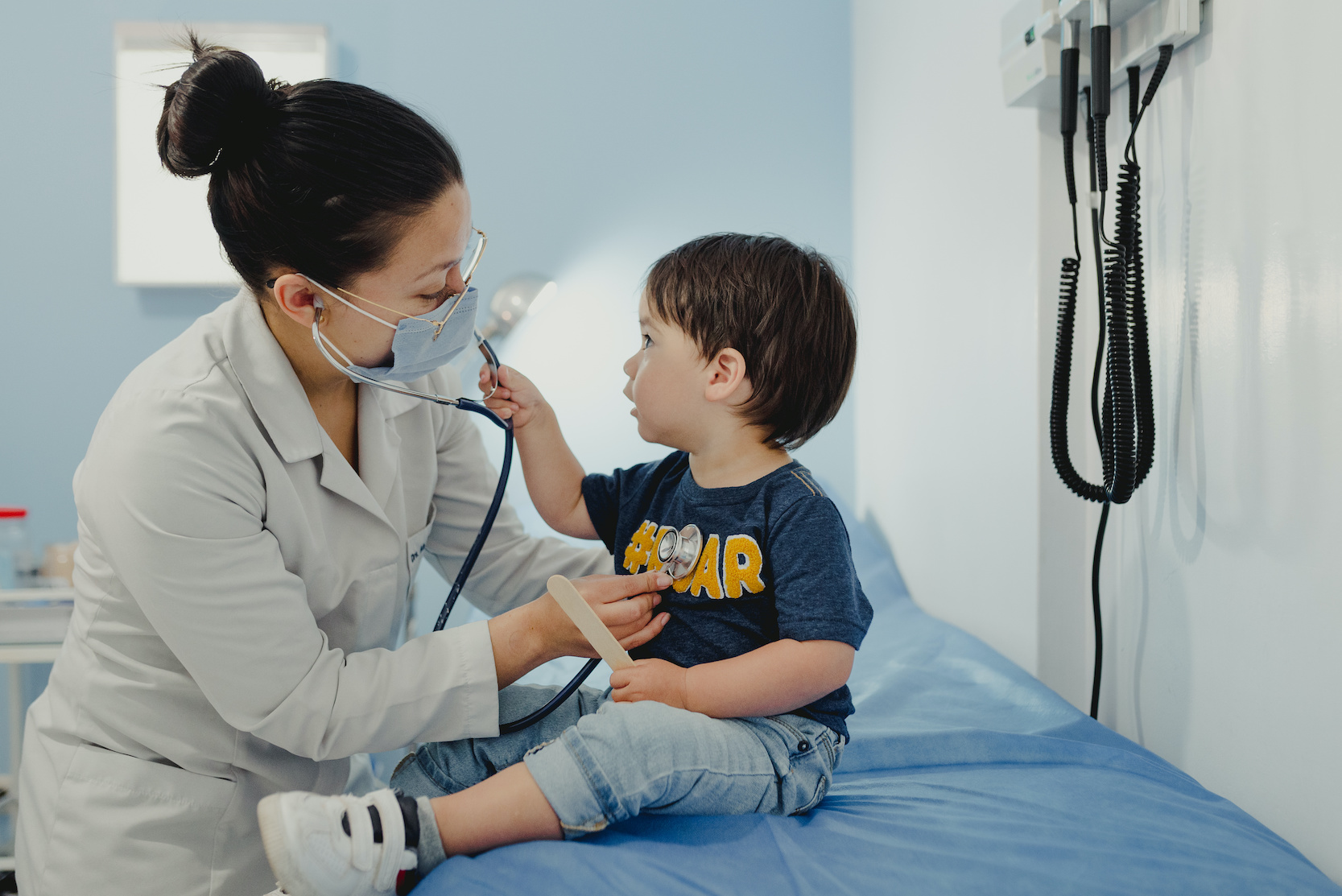 Dr. pediatrician with attending toddler